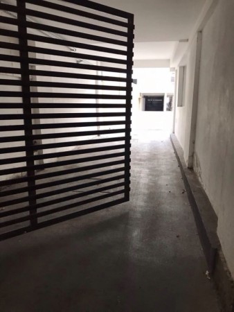 Amplias cochera. Zona Facultad de Medicina Luminosas, Porton automatico Alarma demarchi