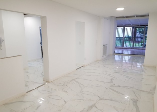 CENTRICO, RENOVADO TRES DORMITORIOS CON QUINCHO Y PARQUE PISOS DE PORCELANATO GAS ADECUADO NUEVA NORMATIVA