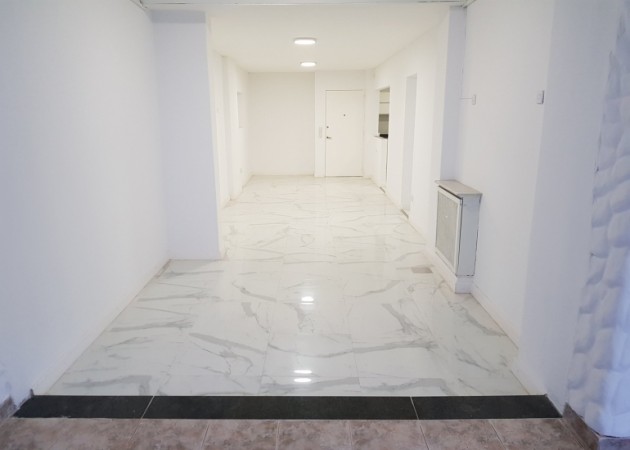 CENTRICO, RENOVADO TRES DORMITORIOS CON QUINCHO Y PARQUE PISOS DE PORCELANATO GAS ADECUADO NUEVA NORMATIVA