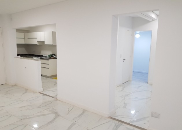 CENTRICO, RENOVADO TRES DORMITORIOS CON QUINCHO Y PARQUE PISOS DE PORCELANATO GAS ADECUADO NUEVA NORMATIVA