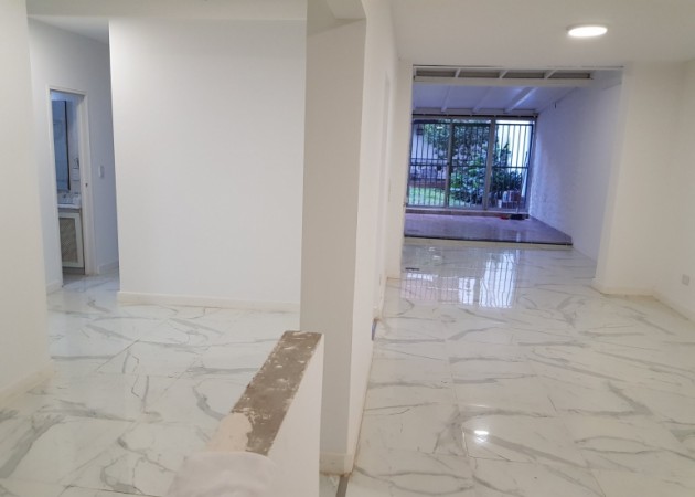 CENTRICO, RENOVADO TRES DORMITORIOS CON QUINCHO Y PARQUE PISOS DE PORCELANATO GAS ADECUADO NUEVA NORMATIVA