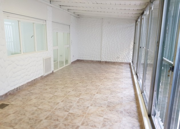 CENTRICO, RENOVADO TRES DORMITORIOS CON QUINCHO Y PARQUE PISOS DE PORCELANATO GAS ADECUADO NUEVA NORMATIVA