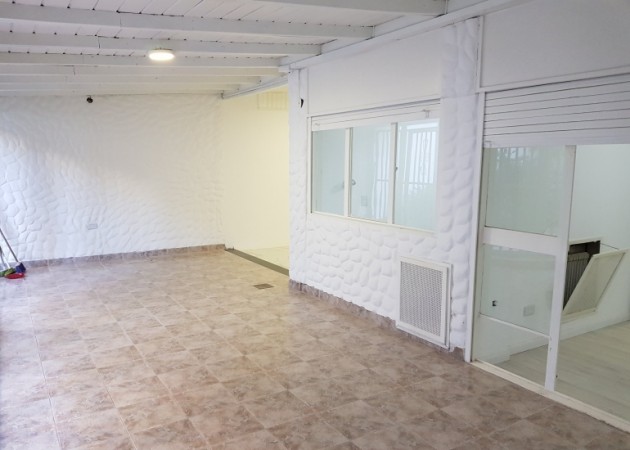 CENTRICO, RENOVADO TRES DORMITORIOS CON QUINCHO Y PARQUE PISOS DE PORCELANATO GAS ADECUADO NUEVA NORMATIVA