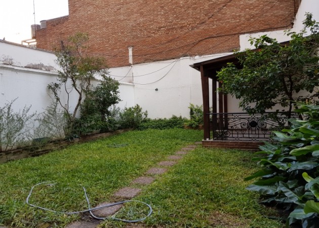 CENTRICO, RENOVADO TRES DORMITORIOS CON QUINCHO Y PARQUE PISOS DE PORCELANATO GAS ADECUADO NUEVA NORMATIVA