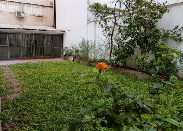 CENTRICO, RENOVADO TRES DORMITORIOS CON QUINCHO Y PARQUE PISOS DE PORCELANATO GAS ADECUADO NUEVA NORMATIVA