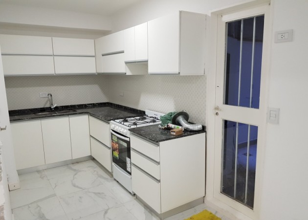 CENTRICO, RENOVADO TRES DORMITORIOS CON QUINCHO Y PARQUE PISOS DE PORCELANATO GAS ADECUADO NUEVA NORMATIVA