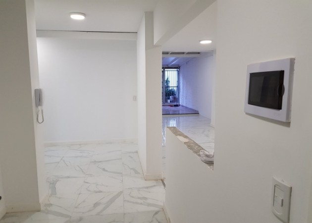 CENTRICO, RENOVADO TRES DORMITORIOS CON QUINCHO Y PARQUE PISOS DE PORCELANATO GAS ADECUADO NUEVA NORMATIVA