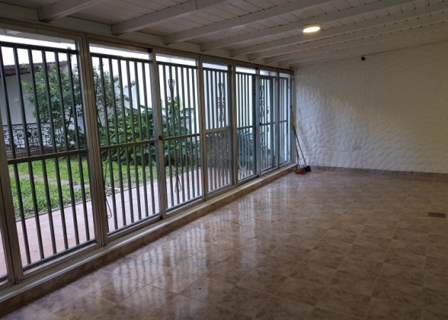 CENTRICO, RENOVADO TRES DORMITORIOS CON QUINCHO Y PARQUE PISOS DE PORCELANATO GAS ADECUADO NUEVA NORMATIVA