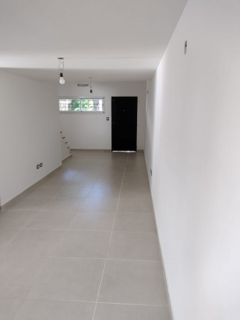 Casa al frente con garage para 2 autos