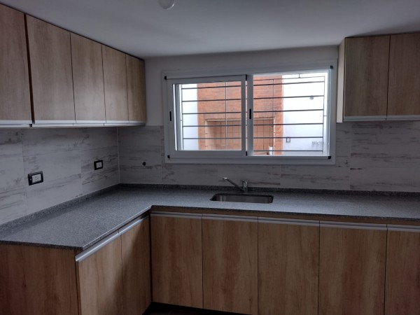 Casa al frente con garage para 2 autos