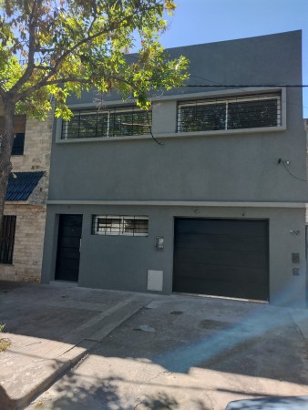 Casa al frente con garage para 2 autos