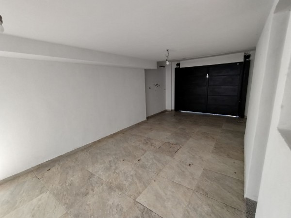 Casa al frente con garage para 2 autos