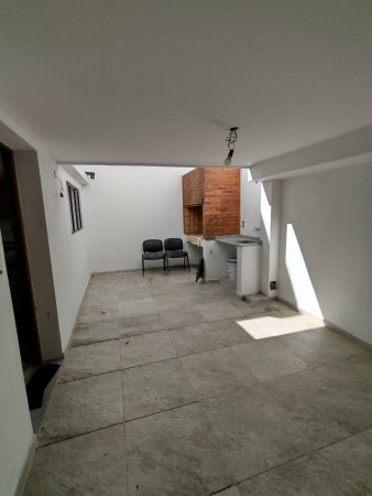 Casa al frente con garage para 2 autos