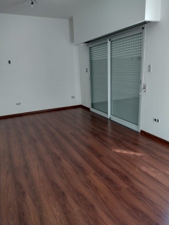 Casa al frente con garage para 2 autos