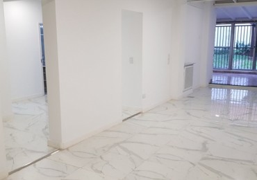 CENTRICO, RENOVADO TRES DORMITORIOS CON QUINCHO Y PARQUE PISOS DE PORCELANATO GAS ADECUADO NUEVA NORMATIVA