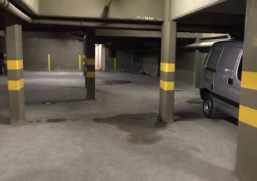 Amplias cochera. Zona Facultad de Medicina Luminosas, Porton automatico Alarma demarchi